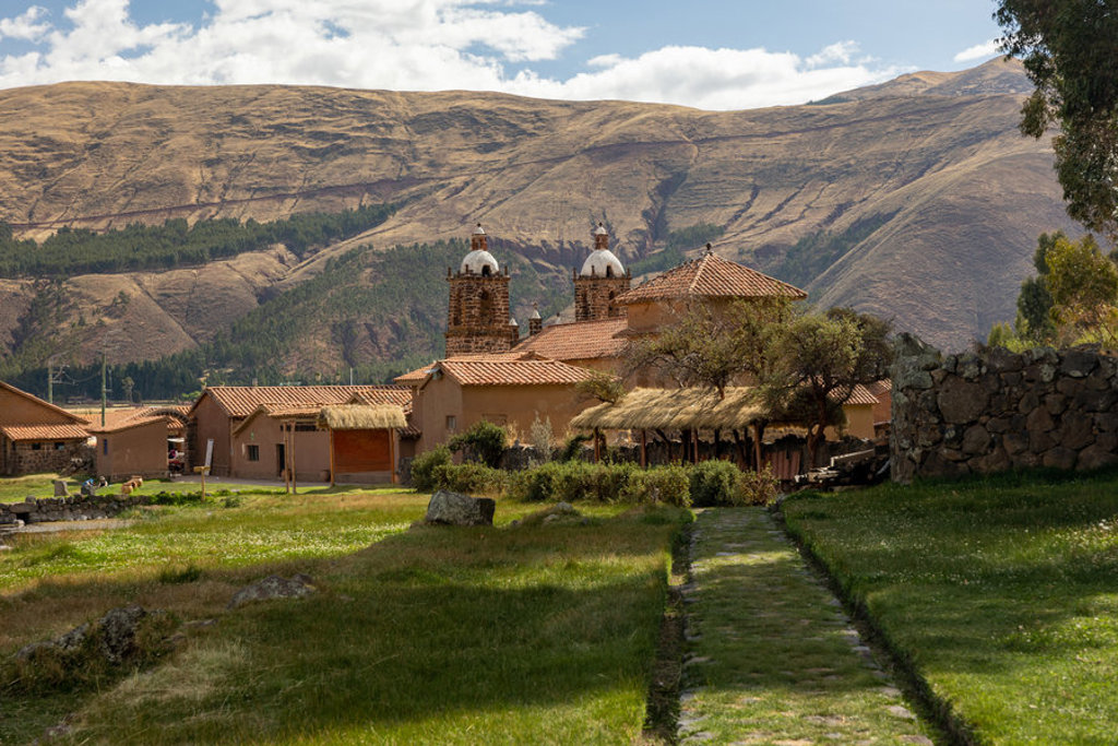 Traditionele kerk en dorpshuizen in de Heilige Vallei bij Cusco, Peru, tijdens een groepsrondreis.
