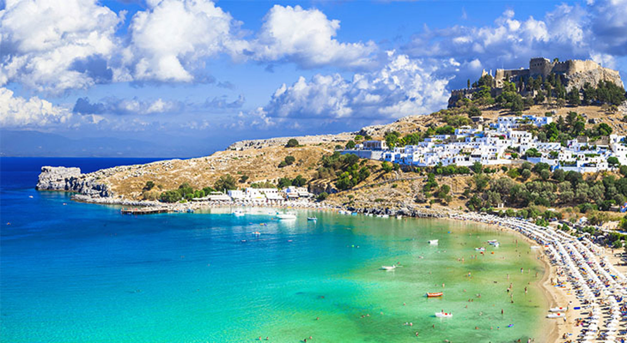 Rhodos Uitzicht op Lindos met Akropolis en strand aan de turquoise baai op Rhodos, Griekenland.