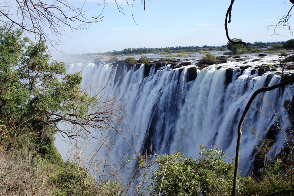 Uitzicht op de Victoriawatervallen in Zimbabwe tijdens een groepsrondreis.