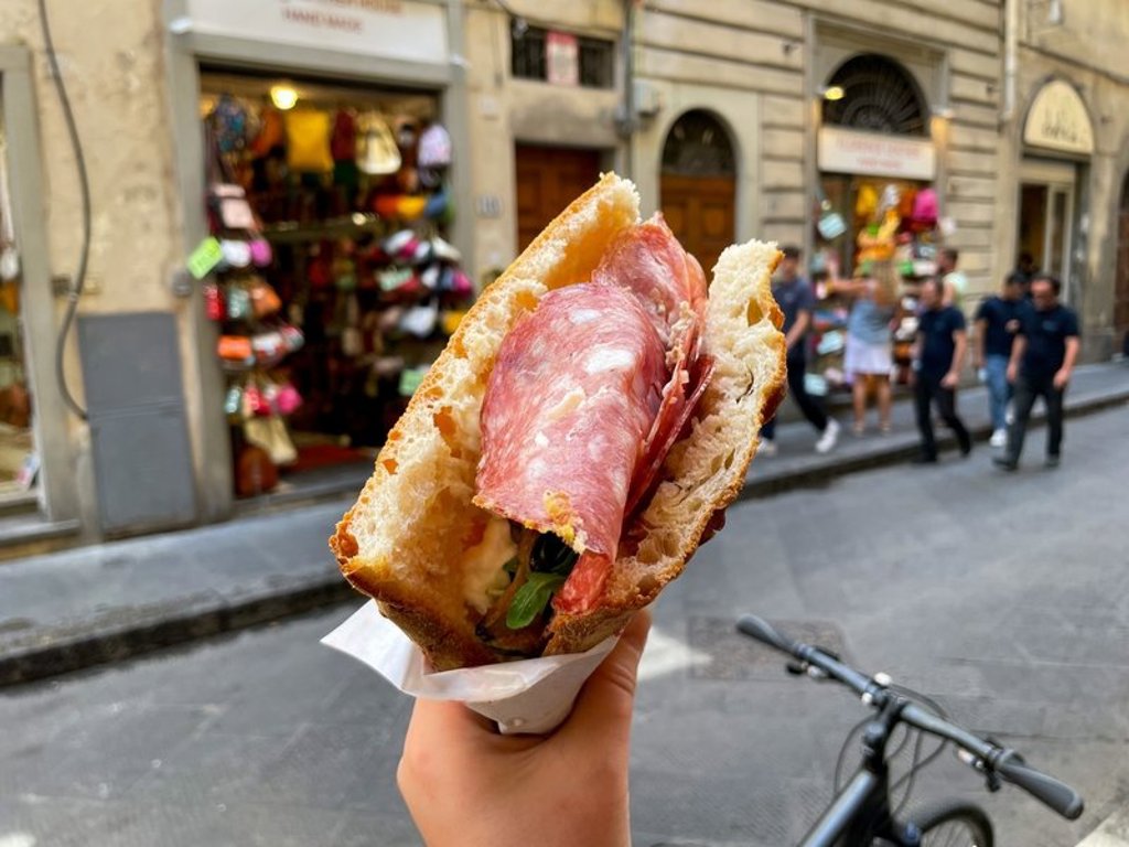 Cypressen en een Toscaanse villa langs de route van een fietsvakantie in Toscane.