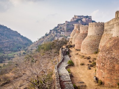 Verdedigingsmuur van Fort Amber bij Jaipur met uitzicht op de heuvels van Rajasthan.