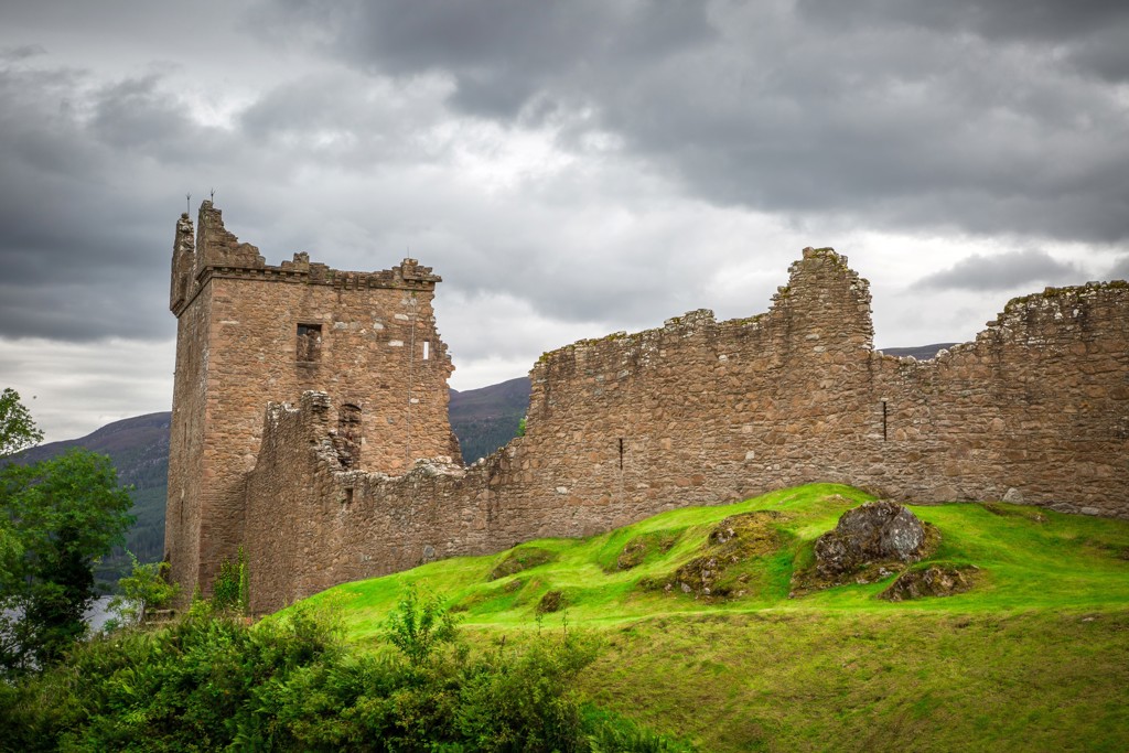 Ruïnes van Urquhart Castle aan Loch Ness in de Schotse Hooglanden, tijdens een groepsrondreis Schotland.