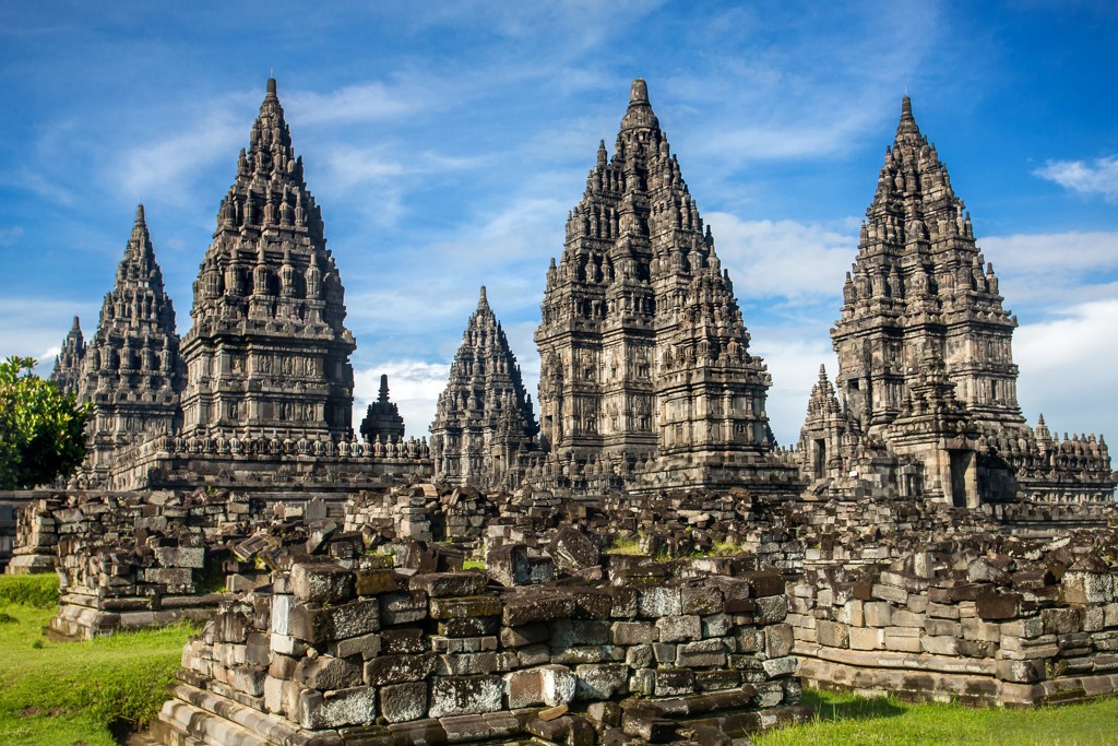 Prambanan-tempelcomplex bij Yogyakarta op Java, Indonesië, met hoge stenen tempeltorens onder een blauwe lucht.