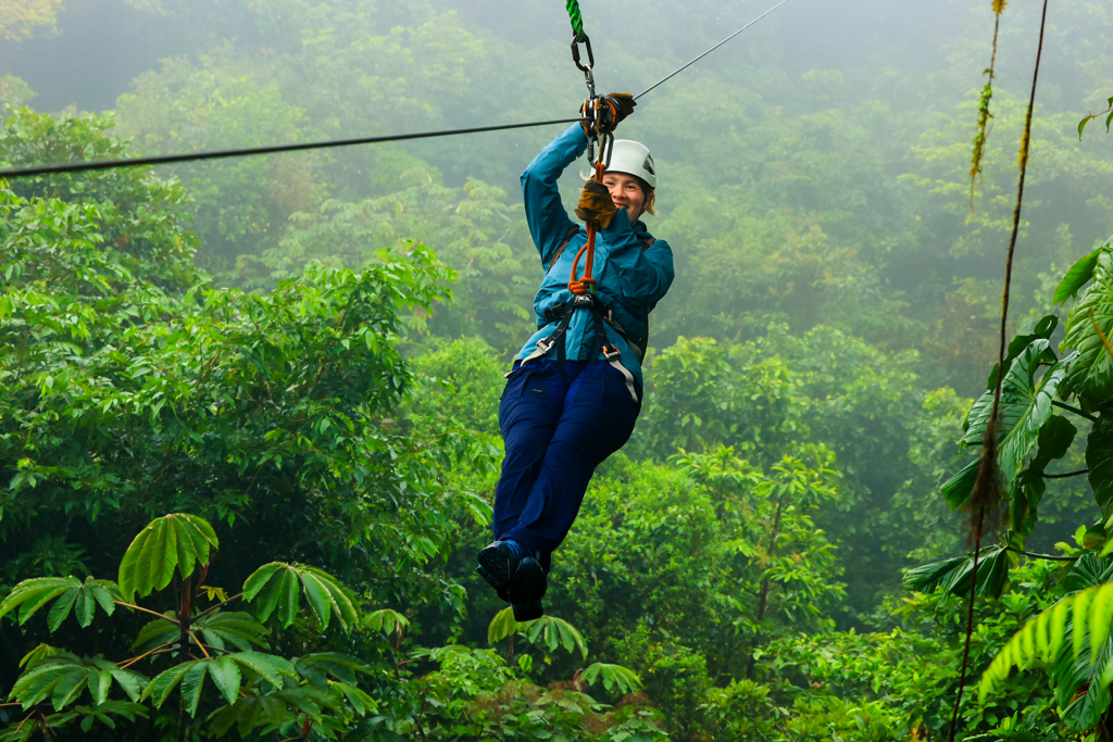 Ziplinen door het regenwoud tijdens groepsrondreis Trans-Midden-Amerika in Guatemala.