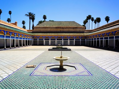 Binnenplaats van het Bahia Palace in Marrakesh met mozaïektegels, zuilengalerijen en fontein.