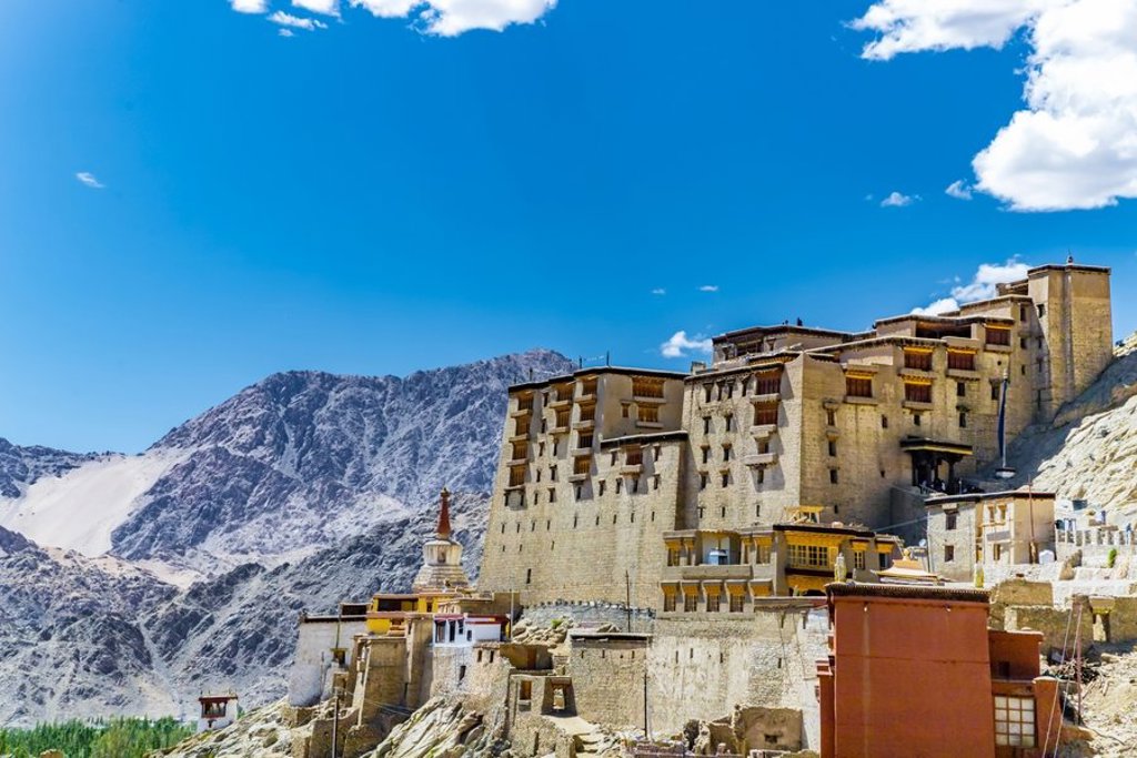 Wandelaar in het berglandschap van Ladakh tijdens groepsrondreis India Spiti & Ladakh.