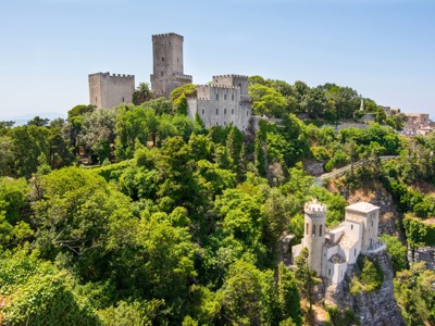 Middeleeuws kasteel van Erice op een groene heuvel in West-Sicilië, met uitzicht op de kust.