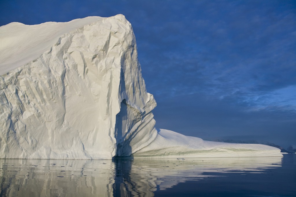 Grote ijsberg in de zee bij Spitsbergen tijdens de groepsrondreis Vier Arctische eilanden.