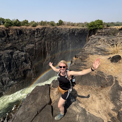 22-35er reiziger bij een diepe kloof met waterval en regenboog tijdens de reis door Zuidelijk Afrika.