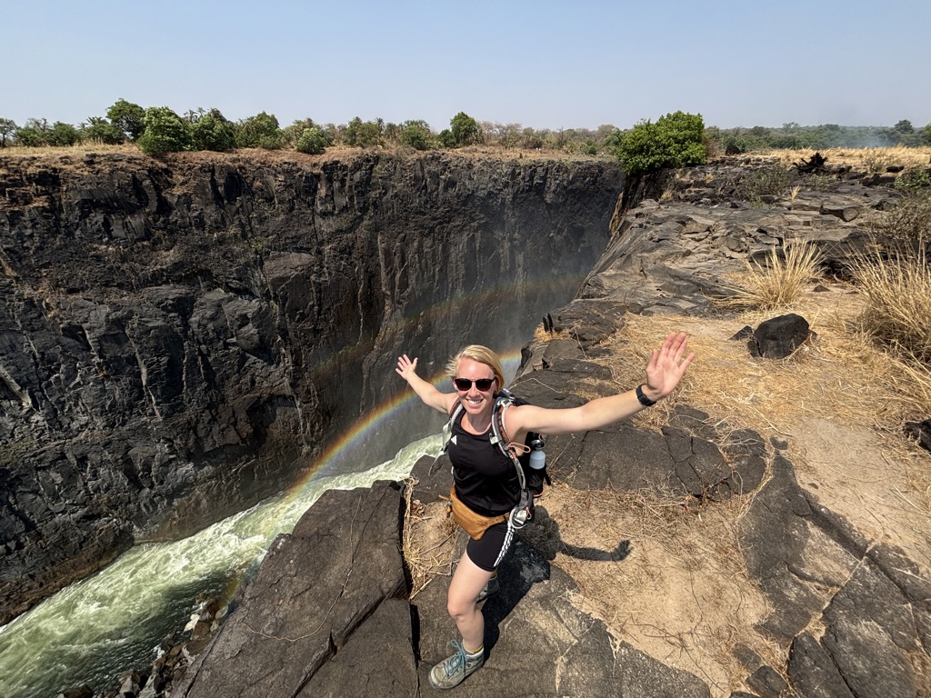 22-35er reiziger bij een diepe kloof met waterval en regenboog tijdens de reis door Zuidelijk Afrika.