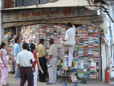Boekenstalletje met hoge stapels tweedehands boeken op een straatmarkt in Noord-India.