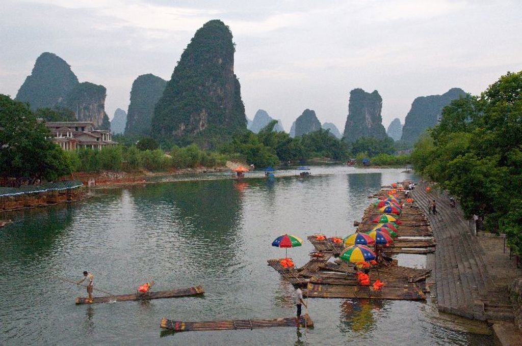 Bamboevlotten op de Li-rivier bij Yangshuo, met karstbergen op de achtergrond tijdens een familiereis China.