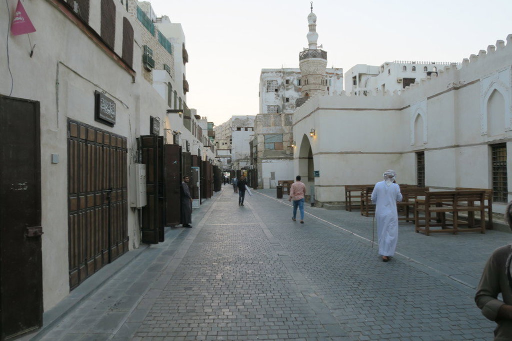 Straat in historisch Jeddah met moskee en traditionele gebouwen tijdens groepsrondreis Saoedi-Arabië.