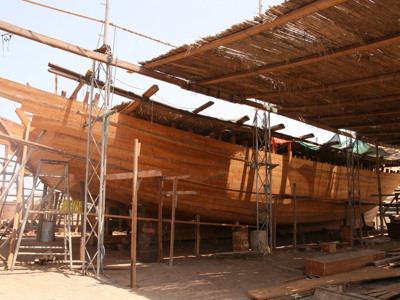 Houten dhow in aanbouw in een scheepswerf in Oman, tijdens de route Oman en Dubai (11 dagen).