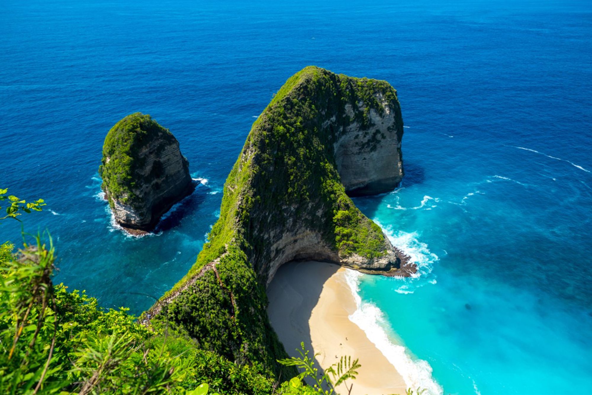 Uitzicht op Kelingking Beach op Nusa Penida, Bali, met kliffen en turquoise zee.