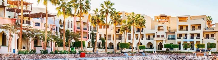Palmbomen langs de boulevard aan de Rode Zee in Aqaba, Jordanië.