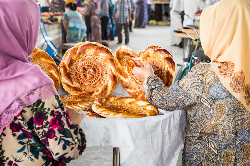 Oezbeekse markt met traditioneel rond brood tijdens groepsrondreis Oezbekistan.