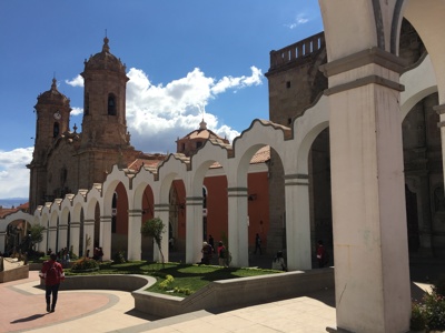 Witte bogen en klokkentorens van een historische kerk in Bolivia tijdens de Route Bolivia en Chili.