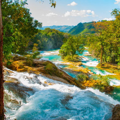 Watervallen en turquoise rivier in groene jungle tijdens groepsrondreis Mexico.