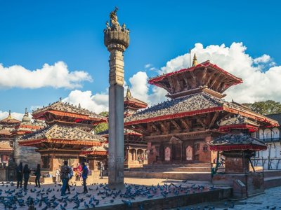 Tibetaanse gebedsvlaggen wapperen in de wind tegen een besneeuwd berglandschap in Tibet en Nepal.