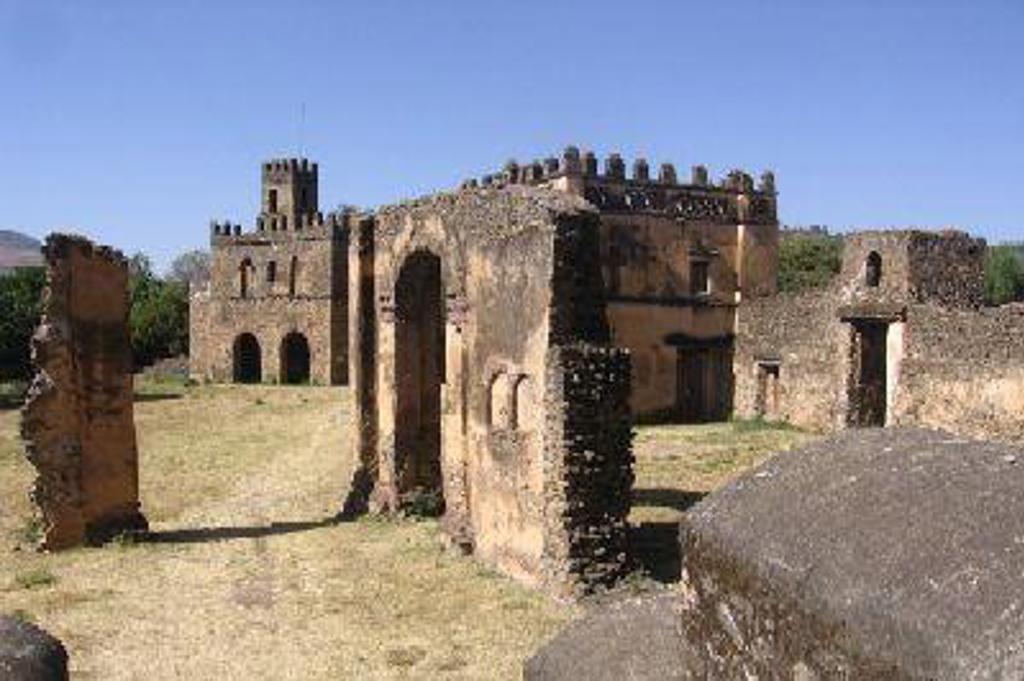 Kruisen op de top van een rotskerk in Ethiopië tijdens een groepsrondreis.