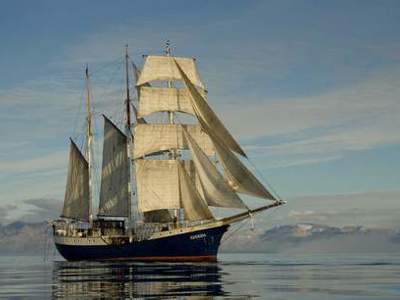 Zeilschip met volle zeilen op rustige zee bij Spitsbergen tijdens de 18-daagse reis in juli .