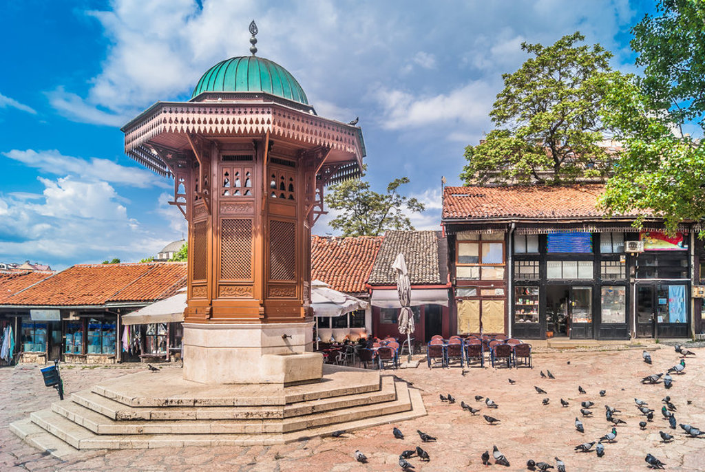 Sebilj-fontein op Baščaršija-plein in Sarajevo, tijdens groepsrondreis Balkan.