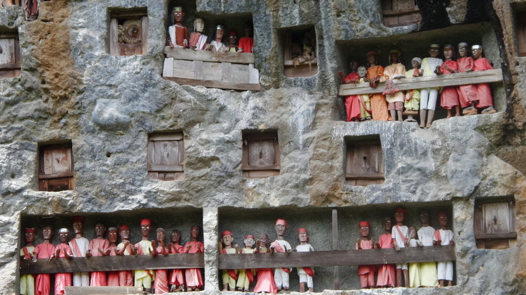Tau tau-beelden bij rotsgraven in Tana Toraja, Sulawesi.