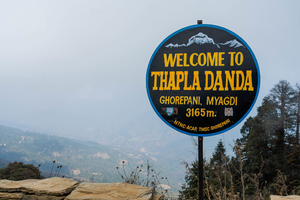Welkomstbord Thapla Danda bij Ghorepani, Nepal (3165 m), tijdens 22-35ers groepsrondreis.