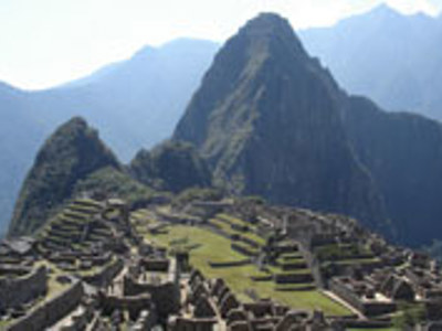 Machu Picchu met terrassen en de Huayna Picchu-berg op de achtergrond, tijdens de route Argentinië, Bolivia en Peru.