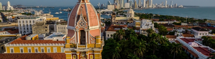 Uitzicht op de koepel van de kathedraal van Cartagena met de skyline en de Caribische Zee op de achtergrond.
