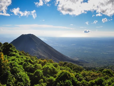 Uitzicht op de vulkaan Izalco en groene hellingen in El Salvador tijdens de route Guatemala, El Salvador en Honduras.