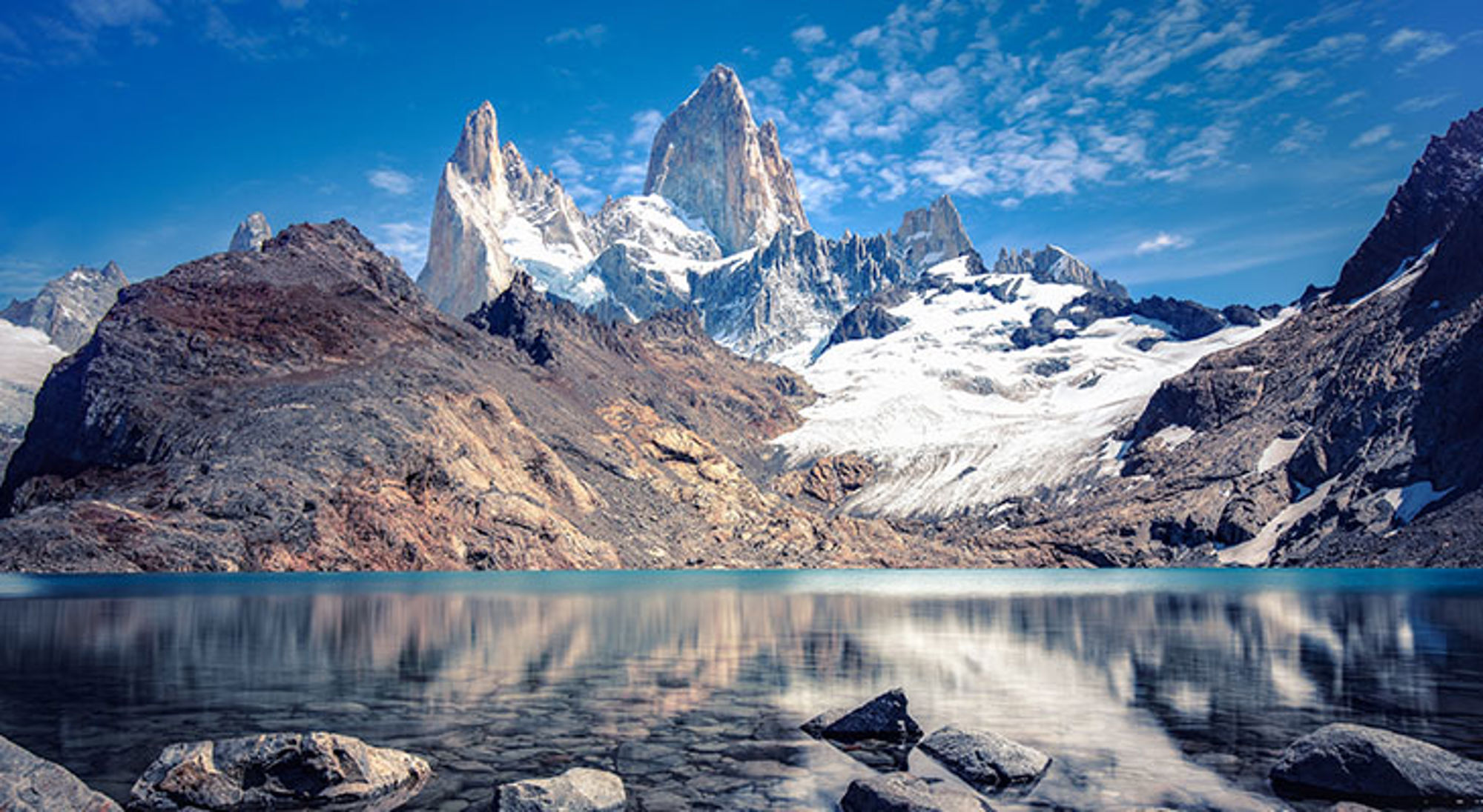 Schitterend landschap dichtbij El Chaltén Berg Fitz Roy met besneeuwde toppen en spiegeling in een helder meer in Patagonië.