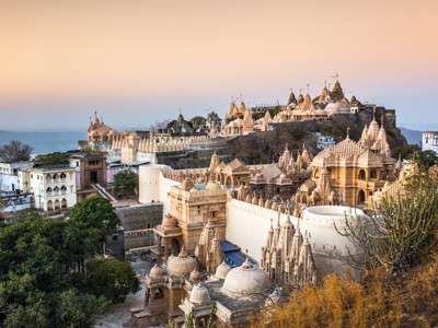 Jain-tempelcomplex op de Shatrunjaya-heuvel in Palitana, Gujarat, bij zonsondergang.