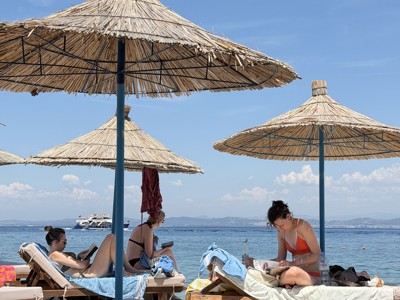 Relaxen op het strand tijdens 22-35ers groepsrondreis Albanië.