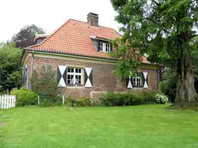Stadje op de Kaapverdische eilanden met kleurrijke huizen tegen een berghelling.