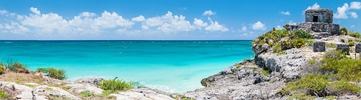 Mayaruïnes van Tulum op kliffen aan de turquoise Caribische Zee in Zuid-Mexico.