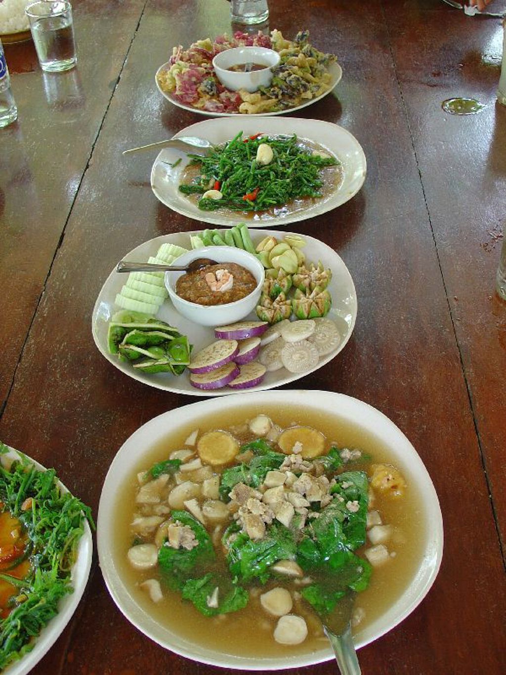 Thaise maaltijd met soep, groenten en dipsaus op tafel tijdens groepsrondreis Thailand Hoogtepunten.