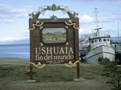 Ushuaia fin del mundo-bord bij de haven, vertrekpunt voor de route rondreis Antarctica.
