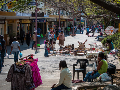 Drukke winkelstraat met marktstalletjes en souvenirverkoop in Windhoek, Namibië.