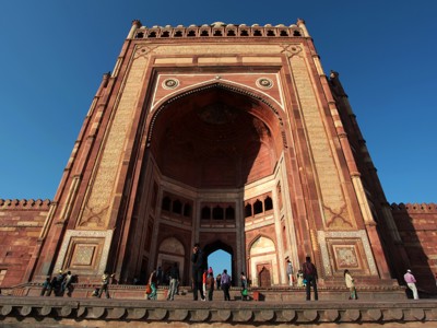 Monumentale toegangspoort van Fatehpur Sikri bij Agra, met bezoekers op het plein.