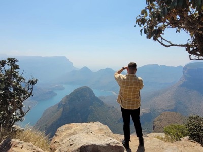 Uitzichtpunt over de Blyde River Canyon en de Drie Rondavels op de route Kaapstad - Johannesburg.