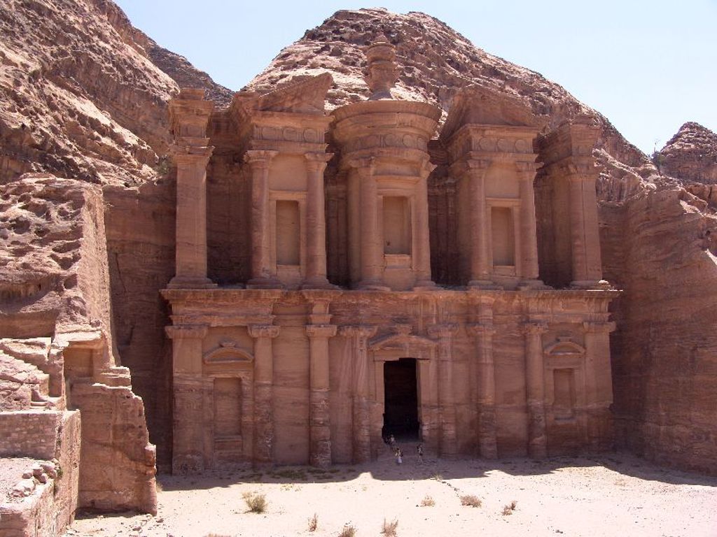 De rotsstad Petra in Jordanië met de uit rotsen gehouwen gevel van het Klooster (Ad Deir).