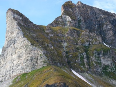 Rotsachtige bergtop met groene hellingen op Spitsbergen tijdens de route van 10 dagen Spitsbergen.