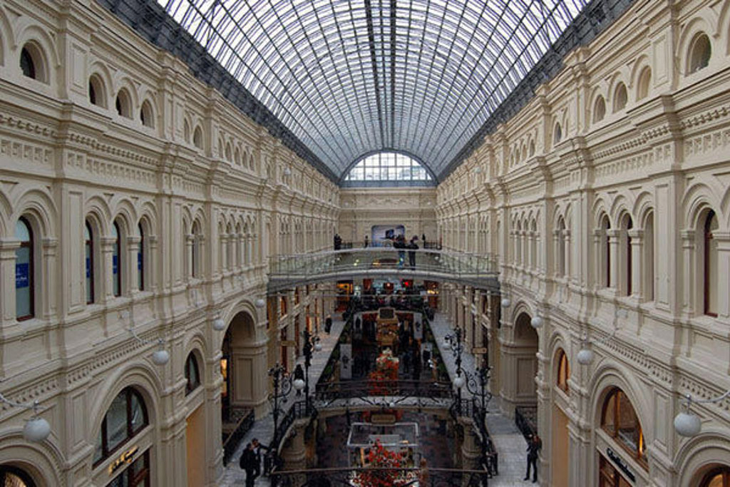 Interieur van het GUM-warenhuis in Moskou met glazen dak en galerijen, tijdens groepsrondreis Rusland winter.