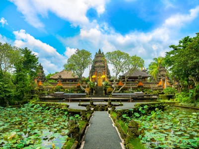 Balinese tempelcomplex met lotusvijver en brug, route Java en Bali.