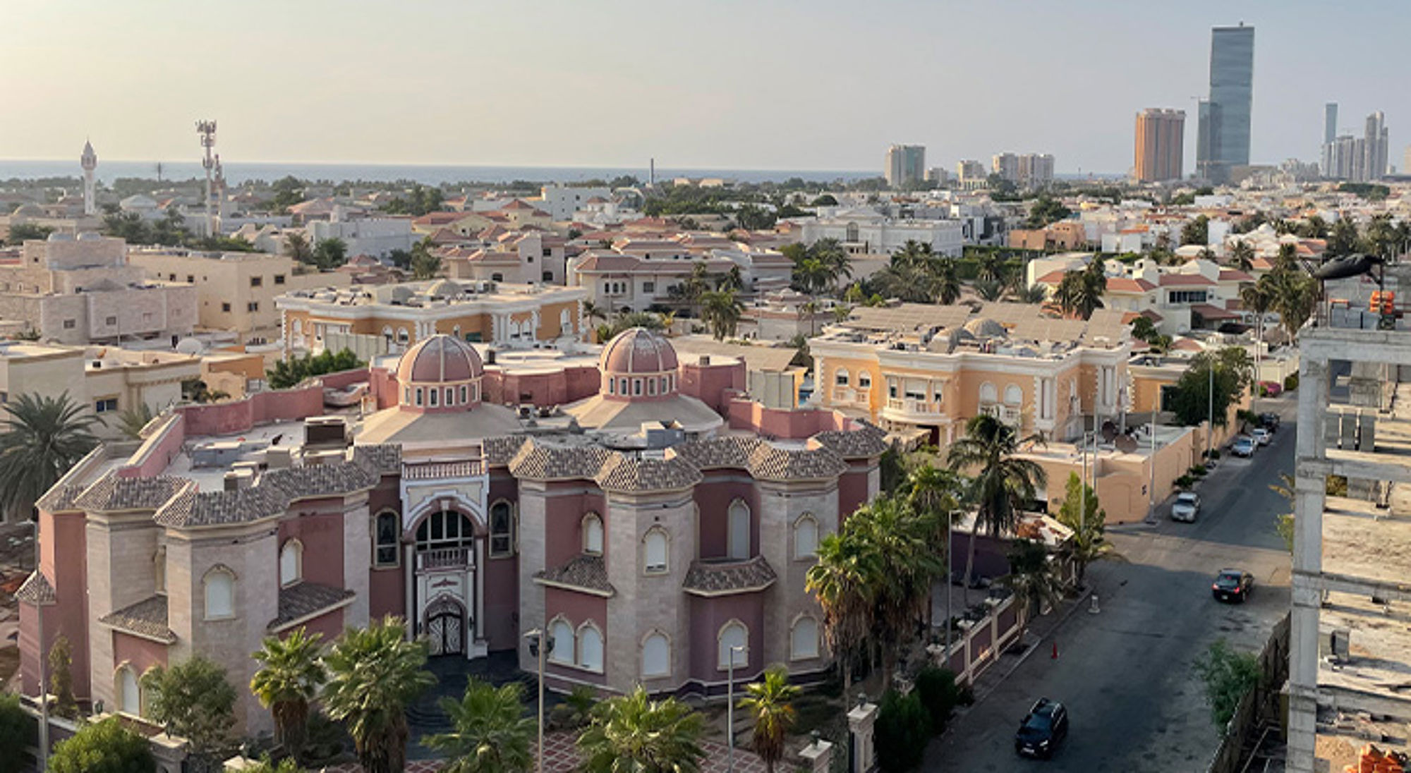 Skyline van Jeddah met moderne wolkenkrabbers en traditionele gebouwen, gezien vanaf een hoog standpunt.