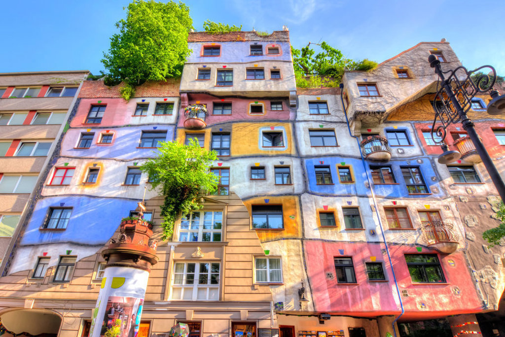 Kleurrijke gevel van Hundertwasserhaus in Wenen, stop tijdens de Oriënt Express groepsrondreis naar Istanbul.
