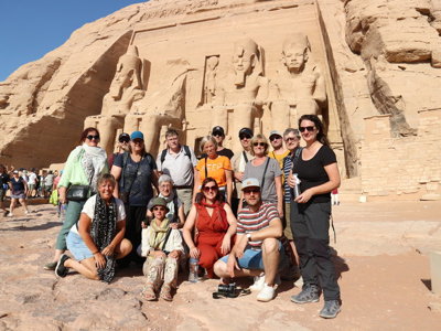 Groepsfoto van reizigers bij de tempels van Abu Simbel tijdens de groepsrondreis Egypte kort.