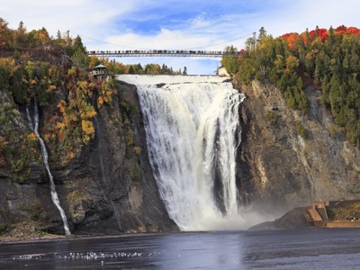 Montmorency Falls bij Québec met hangbrug en herfstkleuren, route Oost-Canada 12 dagen.
